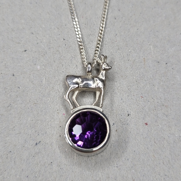 Kette mit Rehbock auf Amethyst